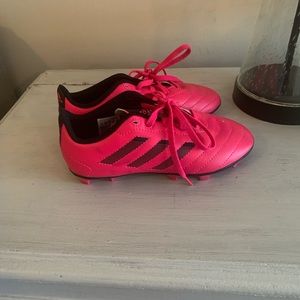 Soccer cleats size 13.5 little girls